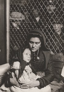 Immigranten Moeder en Kind door Lewis Wickes Hine