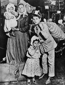 Immigranten arriveren op Ellis Island in het begin van de 20e eeuw (zwart-wit foto) door Lewis Wickes Hine