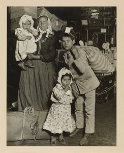 Italiaanse familie op zoek naar verloren bagage, Ellis Island door Lewis Wickes Hine