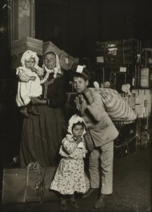 Italiaanse familie zoekt verloren bagage, Ellis Island