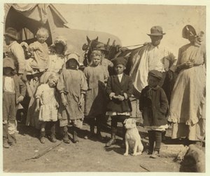 Rondtrekkende katoenplukkers verlaten een boerderij nabij McKinney, Texas na het plukken van anderhalve baal katoen per dag, 1913 door Lewis Wickes Hine