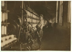 John Dempsey, 11 of 12 jaar oud, zaterdagwerker in de mule-spinning kamer bij Jackson Mill, Fiskeville, Rhode Island, 1909 door Lewis Wickes Hine