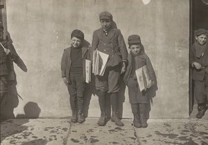 John Pento, 14 jaar oud, Daniel en Angelo Pento, 7 jaar oud, kranten verkopend, Hartford, Connecticut door Lewis Wickes Hine