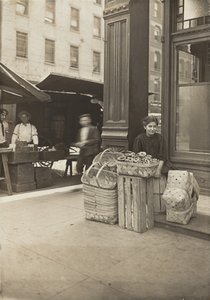 Lena Lochiavo - 11 jaar oud, mand- en pretzelverkoopster, op de Sixth Street Market voor de saloon door Lewis Wickes Hine