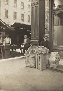 Lena Lochiavo, 11 jaar oud, mand- en pretzelverkoper, op de Sixth Street-markt voor de ingang van de saloon, Cincinnati, Ohio, augustus 1908