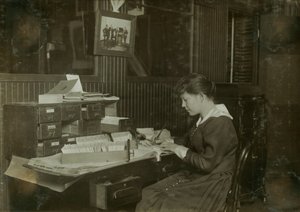 Malvina Amundsen, een 15-jarig kantoormeisje bij de Eastern Talking Machine Co. op 177 Tremont Street in Boston, Massachusetts.