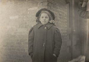 Mery Horn, een bochel die verergerd werd door de zware last papier die zij droeg. Hartford, Connecticut, maart 1909 door Lewis Wickes Hine