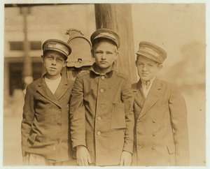 Koerierjongens in Jacksonville, Florida, 1913 door Lewis Wickes Hine