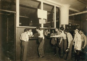 Koeriersjongens leveren hun uniform in op het hoofdkantoor van de Postal Telegraph Co. in New York City