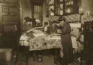 Mevrouw Mette en haar kinderen (Josephine 13, Nicholas 6 en Johnnie 8 verdienen samen slechts 40-50 cent per dag) maken bloemen in een vies New Yorks huurhuis, 1911