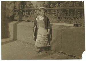 Krantverkoper Freddie Kafer, 5 of 6 jaar oud, verkoopt Saturday Evening Posts bij de ingang van het State Capitol, Sacramento, Californië, 1915 door Lewis Wickes Hine