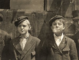 Krantjongens die een sigaretpauze nemen, St. Louis, Missouri, 1910 door Lewis Wickes Hine
