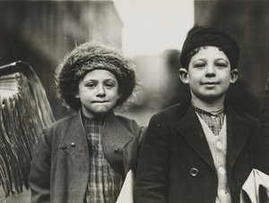 Krantenjongens, Newark, New Jersey, december 1909 (gelatinezilverdruk)