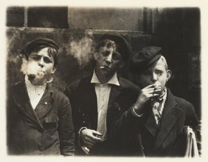 Newsies bij Skeeter Branch, St. Louis, Missouri, 11:00 uur. door Lewis Wickes Hine