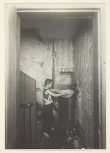 Een kraan aan een vloer. Oud huurhuis in New York