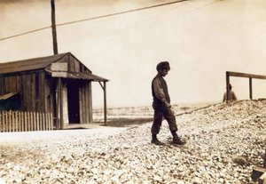 Een van de jonge oesterschillers, Pass Christian, Mississippi, februari 1911 door Lewis Wickes Hine