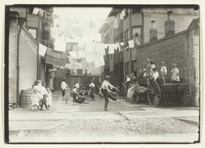 Speeltuin in een Molendorp (Speeltuin in een steegje met huurkazernes), Boston door Lewis Wickes Hine