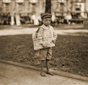 Portret van een krantenverkoper, ca. 1910 door Lewis Wickes Hine