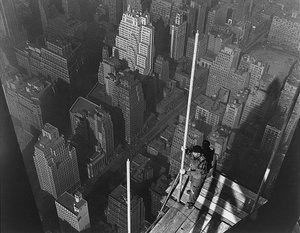 Het hijsen van de mast, Empire State Building door Lewis Wickes Hine