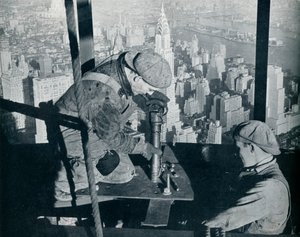 Het vastzetten van de laatste bouten op de ochtendmast van het Empire State Building, ca. 1931 door Lewis Wickes Hine
