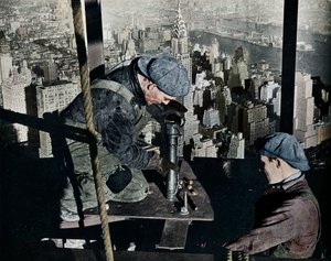 Het vastzetten van de laatste bouten op de ochtendmast van het Empire State Building, ca. 1931 door Lewis Wickes Hine