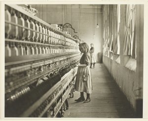 Sadie Pfeifer, een katoenspinner, Lancaster, South Carolina door Lewis Wickes Hine