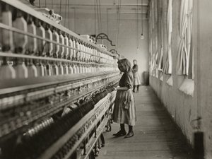 Sadie Pfeifer, een katoenspinner, Lancaster, South Carolina door Lewis Wickes Hine