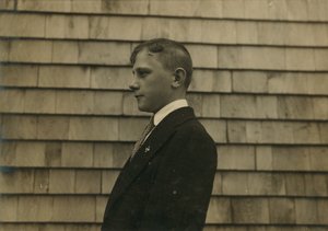 Kolonistenjongen, veger en schoonmaker in zijn zondagse kleren, Fall River, Massachusetts