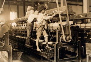 Spindeljongens in een katoenfabriek in Georgia ca. 1909 (foto) door Lewis Wickes Hine
