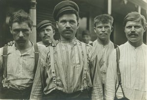 Staalwerkers bij het Russische Pension, Homestead, Pennsylvania, 1907-8