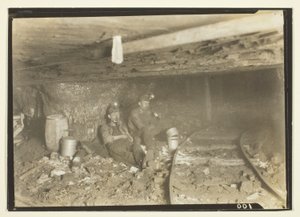 Deze mijnwerkers houden van hun lunch en een beetje rust in zulke lage ruimtes door Lewis Wickes Hine