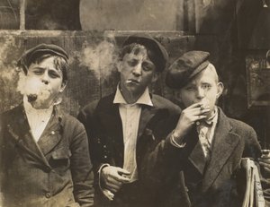 Drie jonge krantenjongens roken, Saint Louis, Missouri, VS, 1910