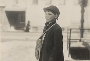 Tony Casale, „Bologna”, 11 jaar oud, verkoopt al 4 jaar kranten, Hartford, Connecticut, maart 1909 door Lewis Wickes Hine