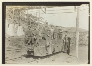 Zonder titel (Een redelijk moderne kolenmijn, geëlektrificeerd, in Oost-Pennsylvania) door Lewis Wickes Hine