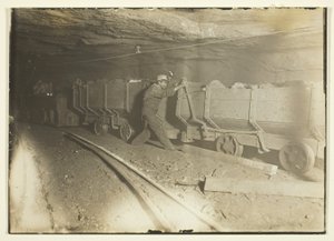 Zonder titel (Kolenwagens in mijn) door Lewis Wickes Hine