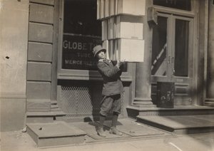 Wagenjongen of „achterjongen“ die helpt de wagen te laden door Lewis Wickes Hine