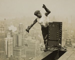 Werknemer geeft een hoog sein aan de bemanning van de boortoren