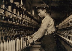 Jonge jongen die werkt als doffer in Globe Cotton Mill, Augusta, Georgia, VS door Lewis Wickes Hine