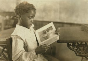 Meisje leest boek in klaslokaal, Pleasant Green School, Marlinton, Pocahontas County, West Virginia, VS, ca. 1921