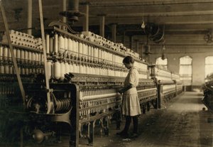 Jonge tienermeisje werkt als spinner in katoenfabriek, West, Texas, VS, ca. 1913