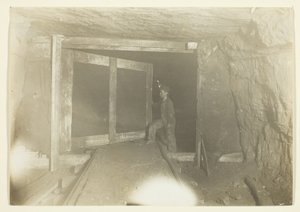 Jonge pelsjagerjongen in kolenmijn in West Virginia) door Lewis Wickes Hine