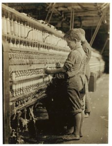 Jonge doffers vervangen volle spoelen in North Pownal, Vermont, 1910 door Lewis Wickes Hine
