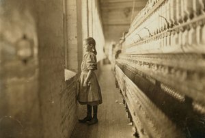 Jong meisje dat in een fabriek werkt, Lincolnton, North Carolina, VS, ca.1908 (zw/w foto) door Lewis Wickes Hine