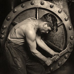 Close-up van een krachtcentrale monteur die aan een stoompomp werkt ca. 1920 door Lewis Wickes Hine