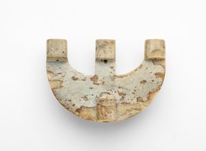 Boogvormige hanger, met toegevoegde decoratie, ca. 3300-2250 v.Chr. door Liangzhu culture
