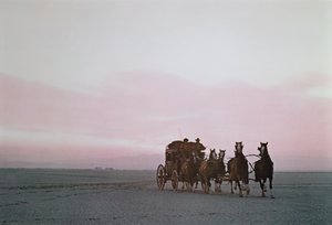 Een Wells Fargo postkoets op een moderne publiciteitsrit op de Western Plains