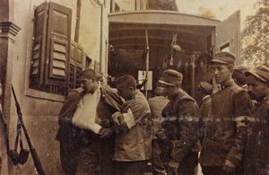 Ambulance en gewonde soldaten, Eerste Wereldoorlog (sepia print)