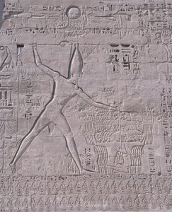 Gravures op de muur van een tempel, Medinet Habu, Luxor, Egypte door Unbekannt Unbekannt