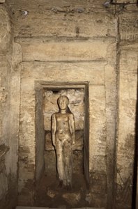 Catacomben van Kom-esh-Shuqafa, interieur van het hypogeum, nis met vrouwelijke standbeeld door Unbekannt Unbekannt
