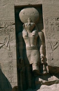 Egypte, Nubië, Abu Simbel, Grote Tempel van Ramses II, façade, nis met standbeeld van zonnegod Ra door Unbekannt Unbekannt